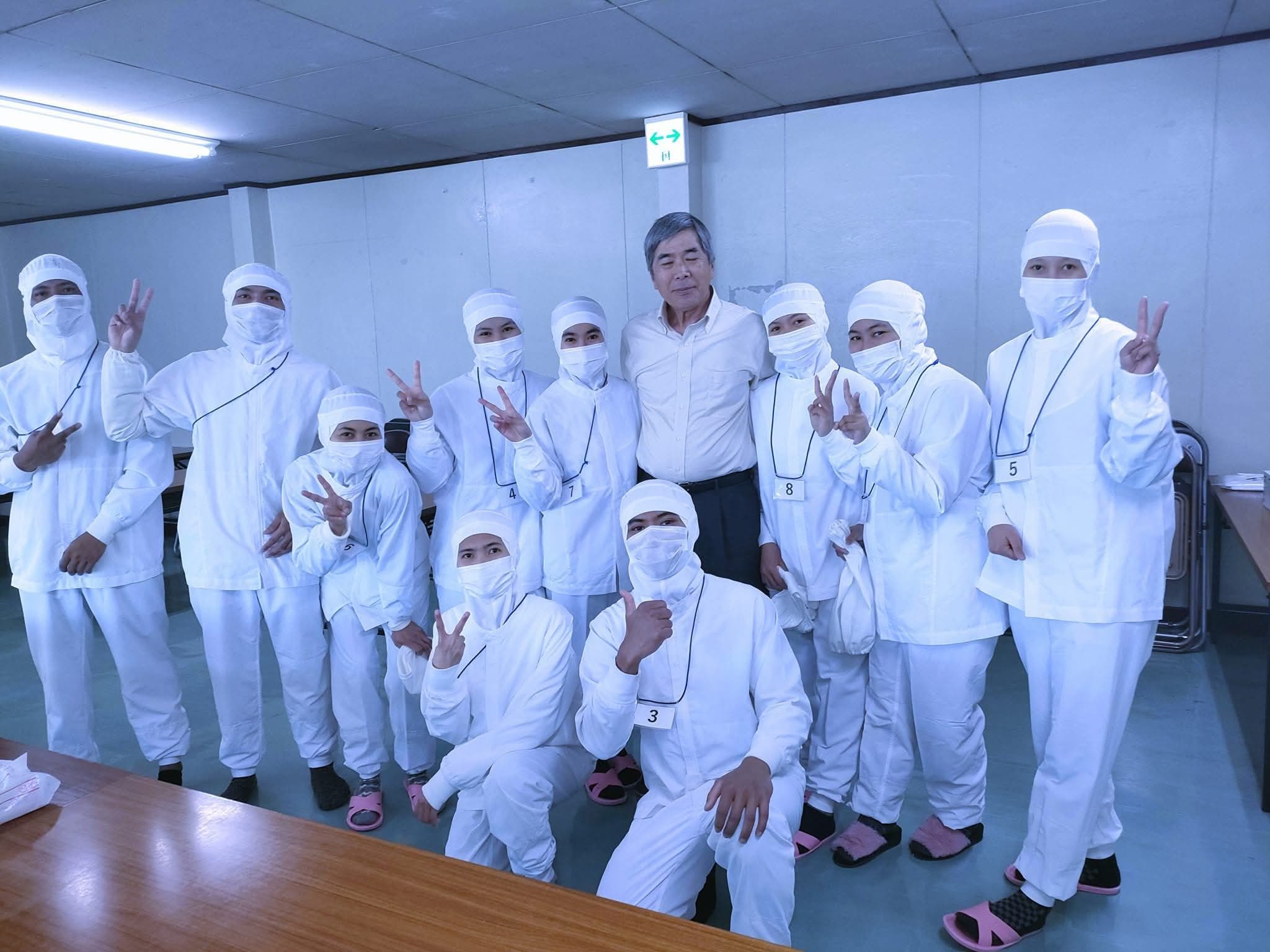 TERSEDIA JOB PENGOLAHAN MAKANAN 12 SISWA PUTRI.
